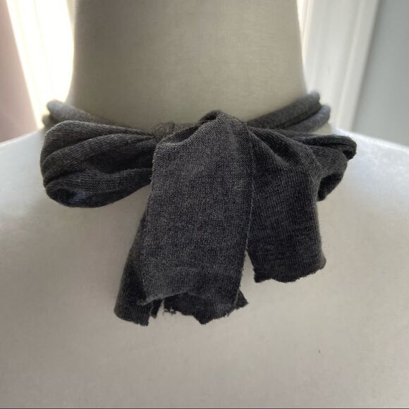 Hammered silver tone metal and fabric tie necklace - Picture 8 of 13